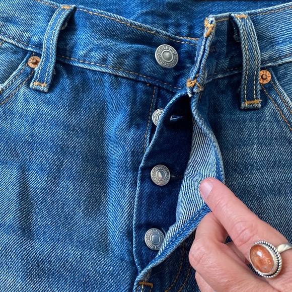 Levi’s Cutoff Jean Short 501 Buttonfly - Picture 2 of 5